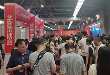 2025绵阳家博会现场人流如织